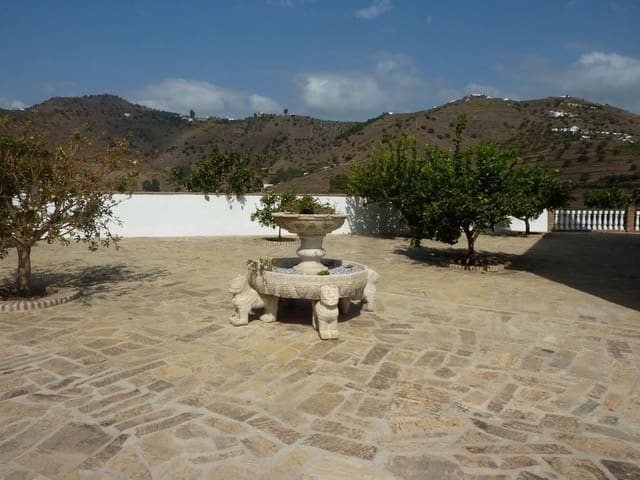 5 sypialnia Willa na sprzedaż w Torrox z basenem garażem - 1 050 000 € (Ref: 5295634)