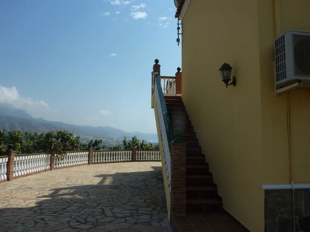 5 sypialnia Willa na sprzedaż w Torrox z basenem garażem - 1 050 000 € (Ref: 5295634)