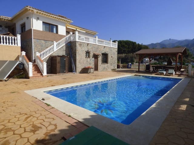 Chalet de 4 habitaciones en Nerja en venta con piscina garaje - 695.000 € (Ref: 7006804)