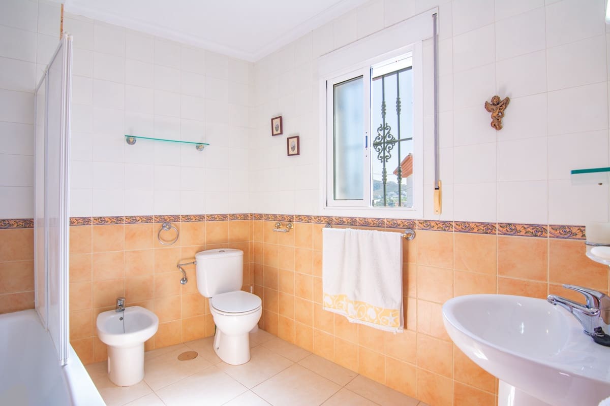 3 sovrum Villa till salu i Torrox-Costa med pool garage - 425 000 € (Ref: 7842407)