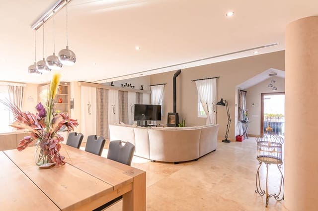 6 bedroom Villa for sale in Nerja with pool garage - € 825,000 (Ref: 7875533)