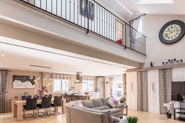 6 bedroom Villa for sale in Nerja with pool garage - € 825,000 (Ref: 7875533)