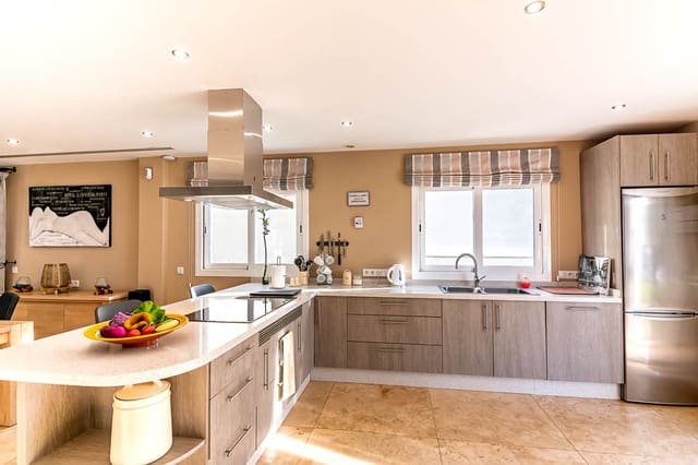 6 bedroom Villa for sale in Nerja with pool garage - € 825,000 (Ref: 7875533)