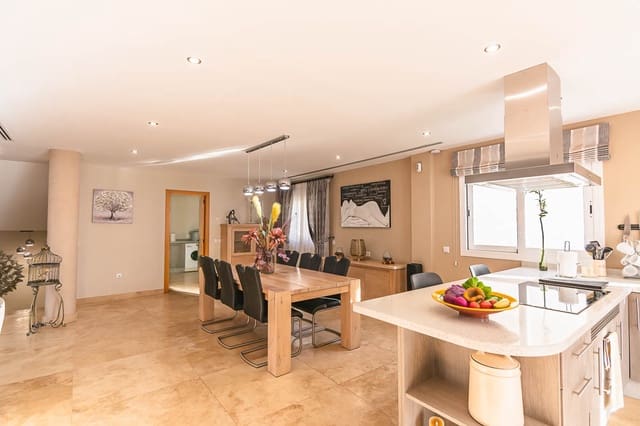 6 bedroom Villa for sale in Nerja with pool garage - € 825,000 (Ref: 7875533)