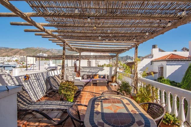 Casa de 4 habitaciones en Nerja en venta con piscina - 649.000 € (Ref: 8968034)