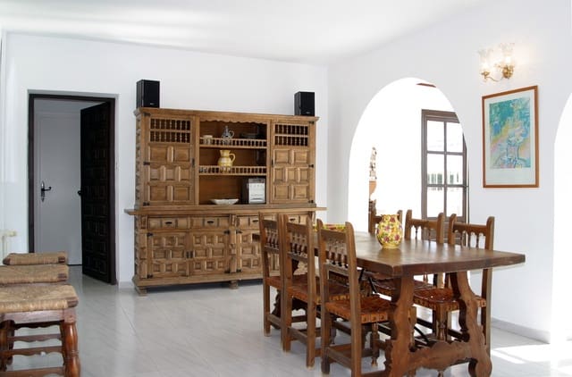 Chalet de 3 habitaciones en Nerja en venta con piscina - 595.000 € (Ref: 9136931)