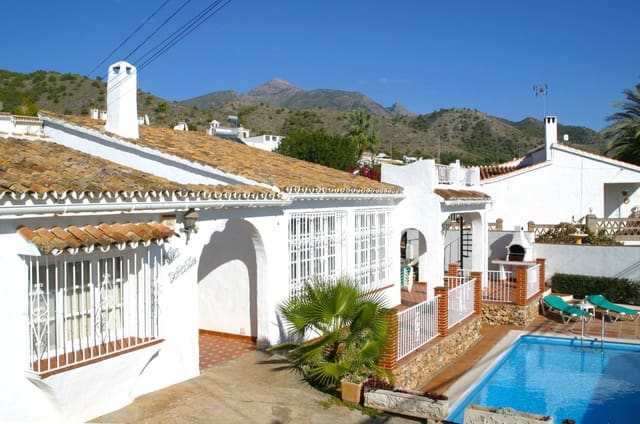 Chalet de 3 habitaciones en Nerja en venta con piscina - 595.000 € (Ref: 9136931)