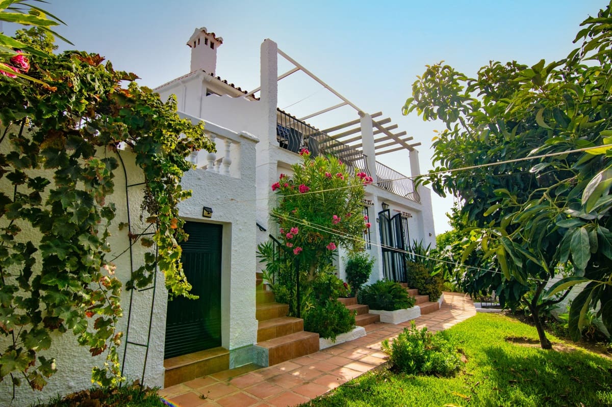 3 makuuhuone Huvila myytävänä paikassa Nerja mukana uima-altaan - 585 000 € (Ref: 9197547)