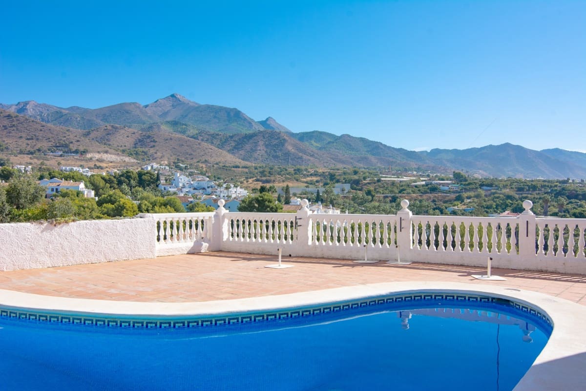 3 soveværelse Byhus til salg i Nerja med swimmingpool - € 449.000 (Ref: 9228365)