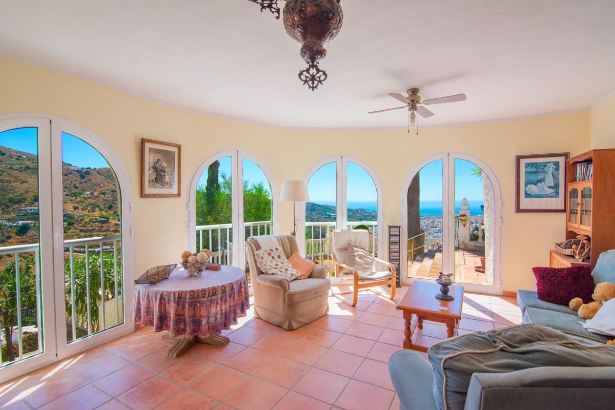 3 soveværelse Villa til salg i Torrox med swimmingpool - € 525.000 (Ref: 9242793)