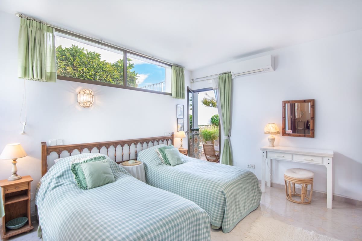 2 sypialnia Willa na sprzedaż w Nerja z basenem garażem - 849 000 € (Ref: 9385071)