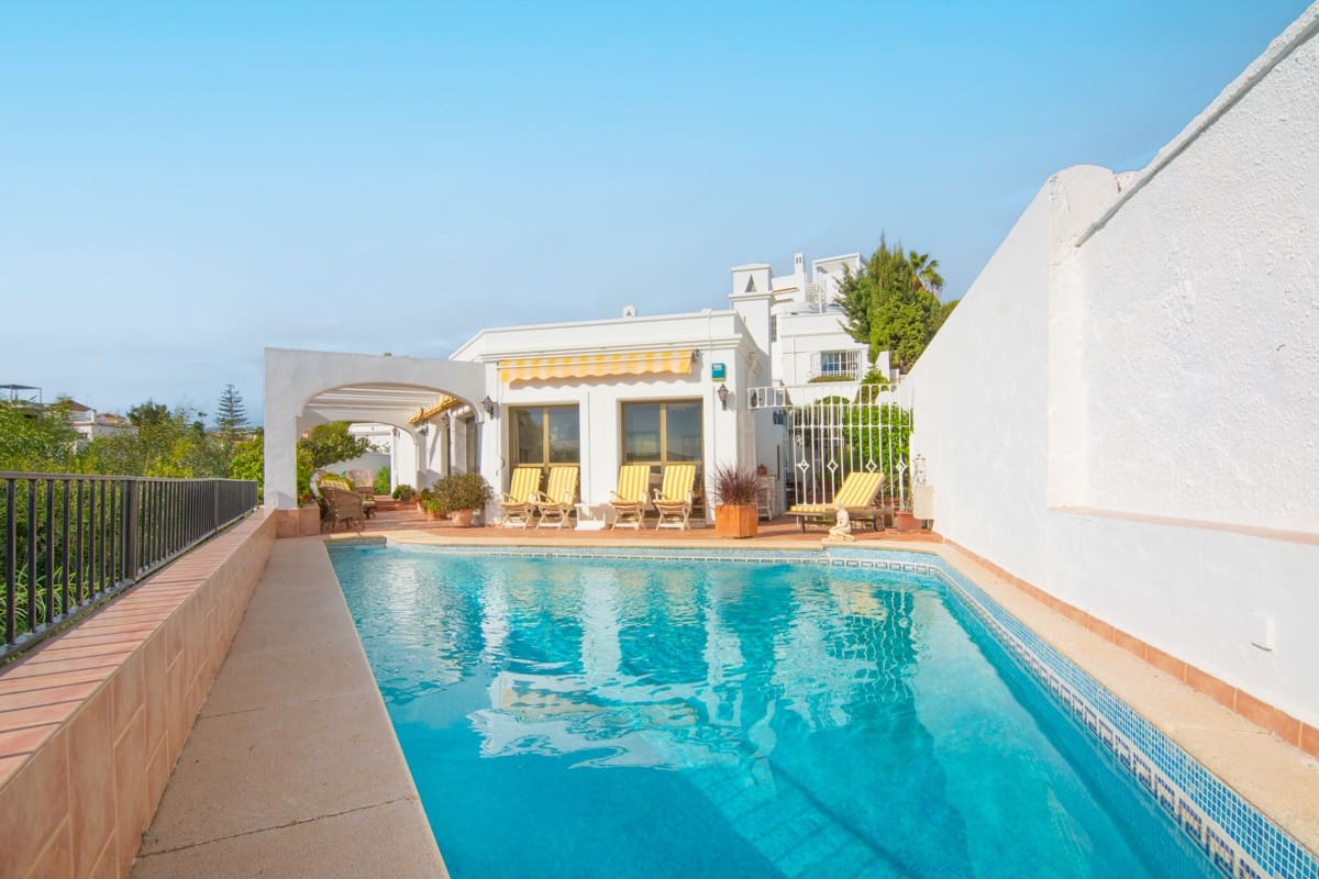 2 sypialnia Willa na sprzedaż w Nerja z basenem garażem - 849 000 € (Ref: 9385071)