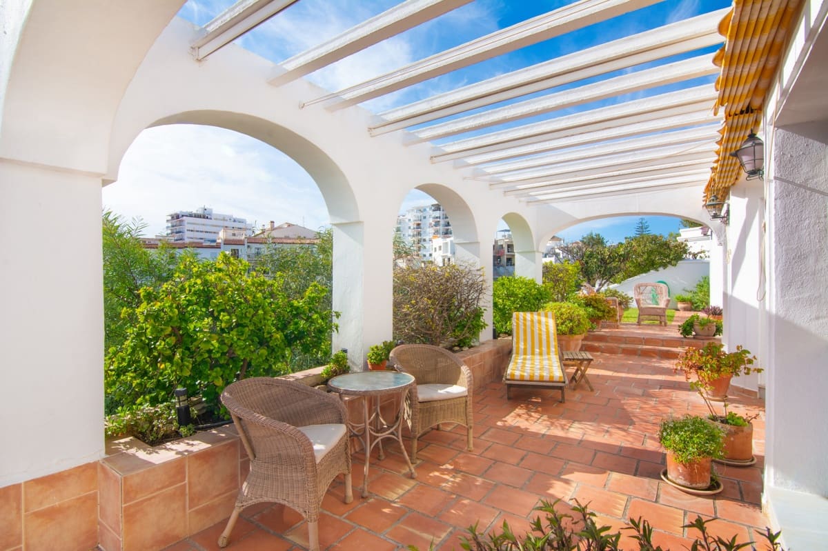 2 sypialnia Willa na sprzedaż w Nerja z basenem garażem - 849 000 € (Ref: 9385071)