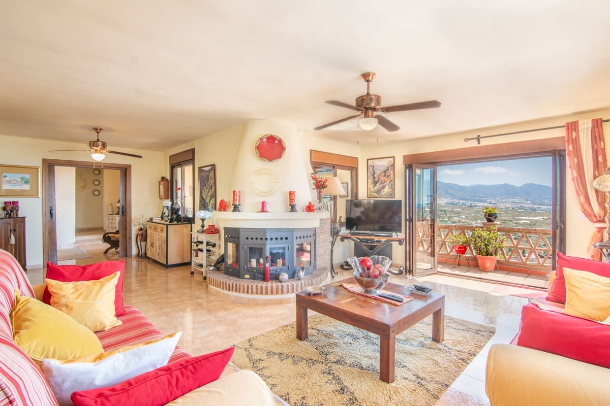 4 Zimmer Villa zu verkaufen in Nerja mit Pool - 1.750.000 € (Ref: 9807766)