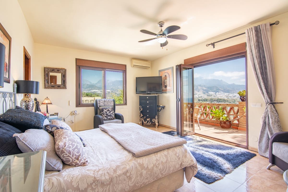 4 Zimmer Villa zu verkaufen in Nerja mit Pool - 1.750.000 € (Ref: 9807766)