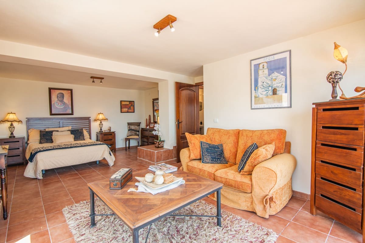 4 Zimmer Villa zu verkaufen in Nerja mit Pool - 1.750.000 € (Ref: 9807766)