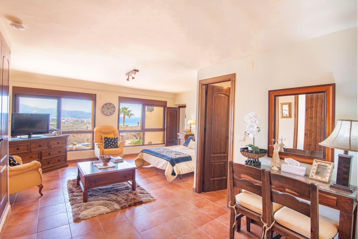 4 Zimmer Villa zu verkaufen in Nerja mit Pool - 1.750.000 € (Ref: 9807766)