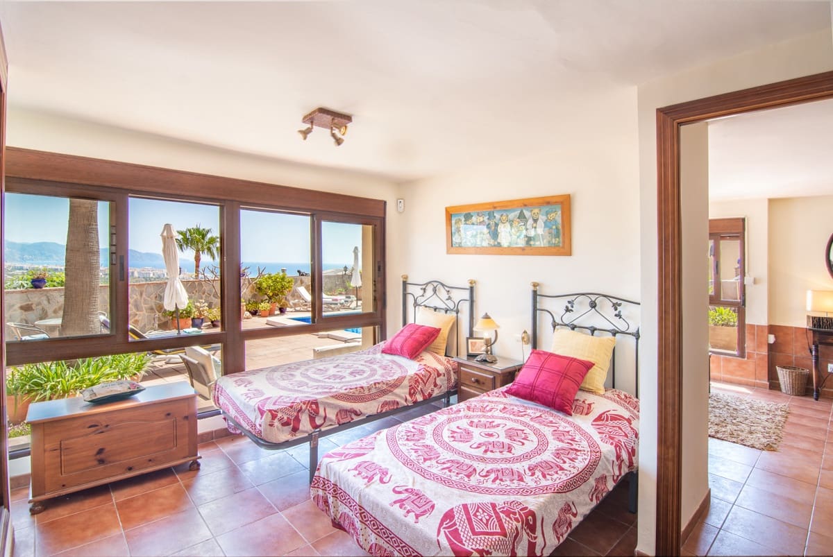 4 Zimmer Villa zu verkaufen in Nerja mit Pool - 1.750.000 € (Ref: 9807766)