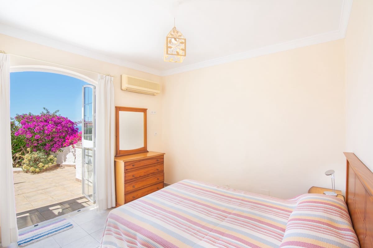 2 bedroom Apartment for sale in Nerja with pool - € 375,000 (Ref: 9835968)