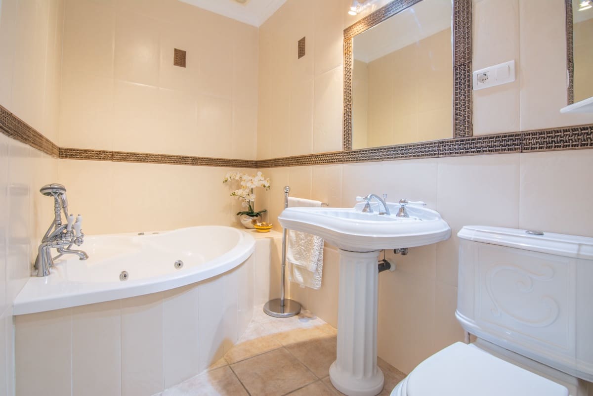 2 bedroom Apartment for sale in Nerja with pool - € 375,000 (Ref: 9835968)
