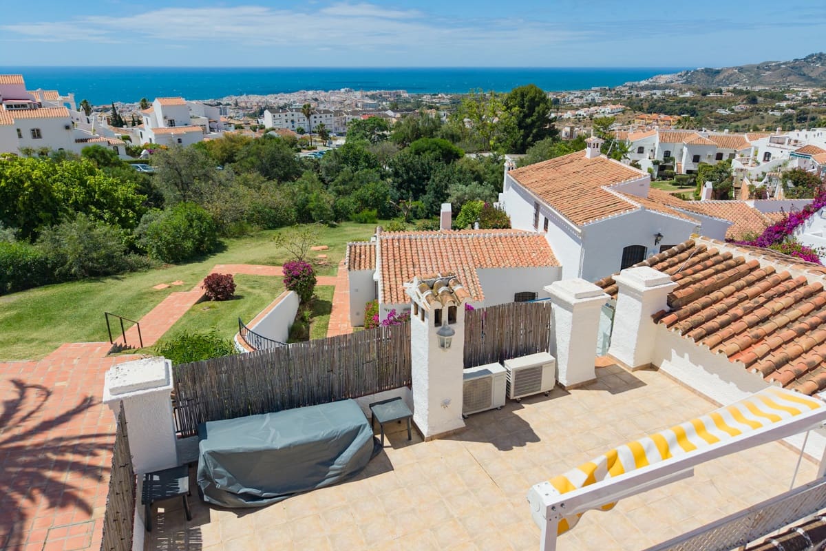2 bedroom Apartment for sale in Nerja with pool - € 375,000 (Ref: 9835968)