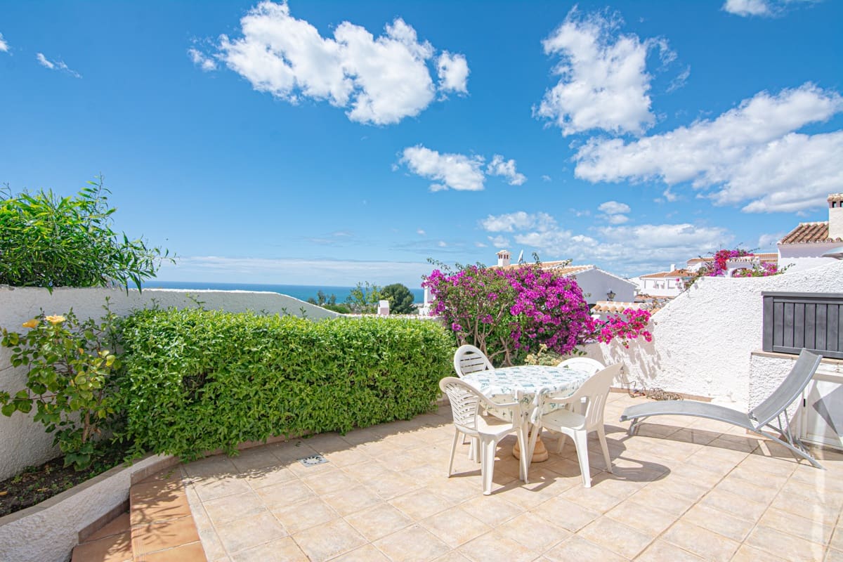 2 bedroom Apartment for sale in Nerja with pool - € 375,000 (Ref: 9835968)