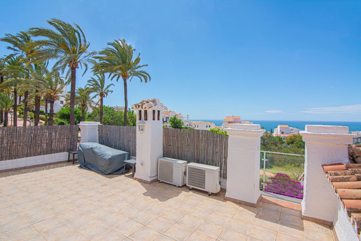 2 bedroom Apartment for sale in Nerja with pool - € 375,000 (Ref: 9835968)
