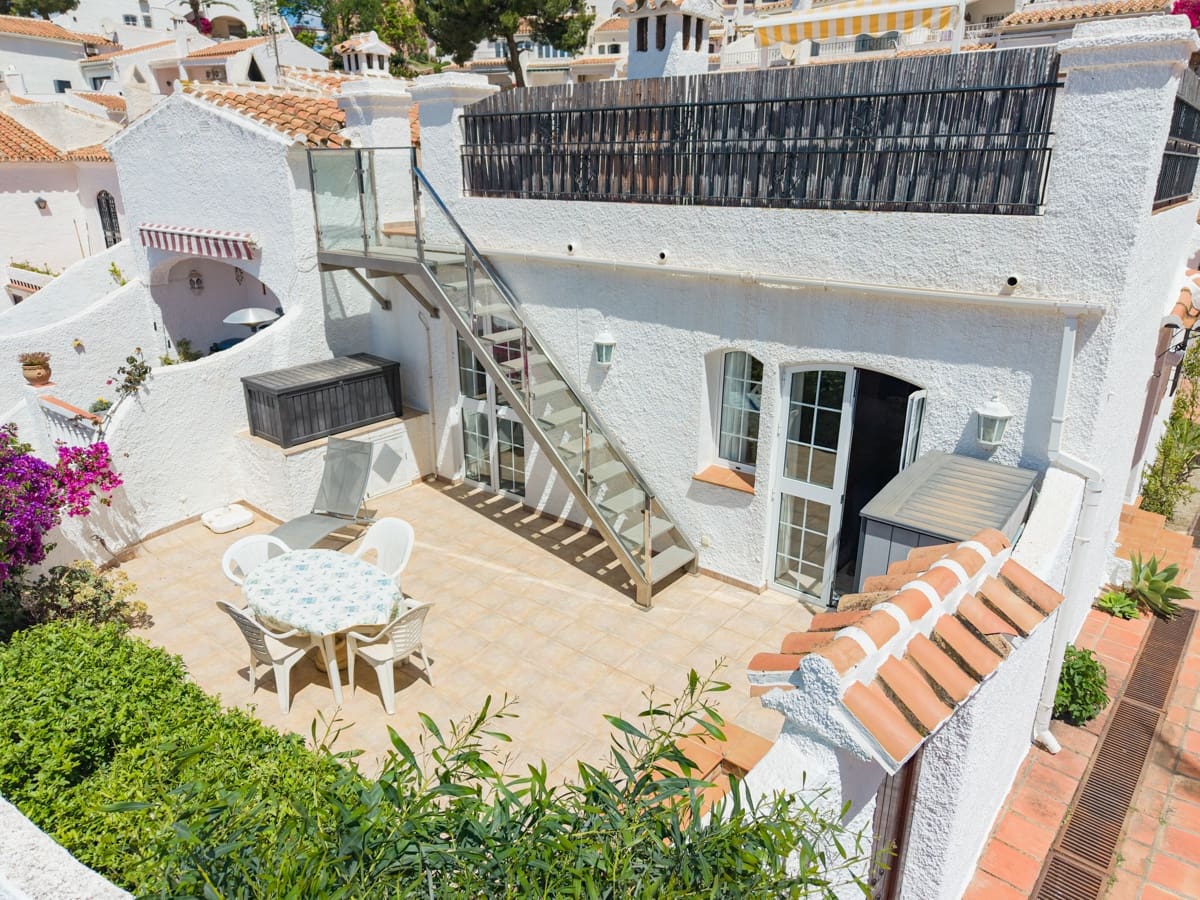 2 bedroom Apartment for sale in Nerja with pool - € 375,000 (Ref: 9835968)