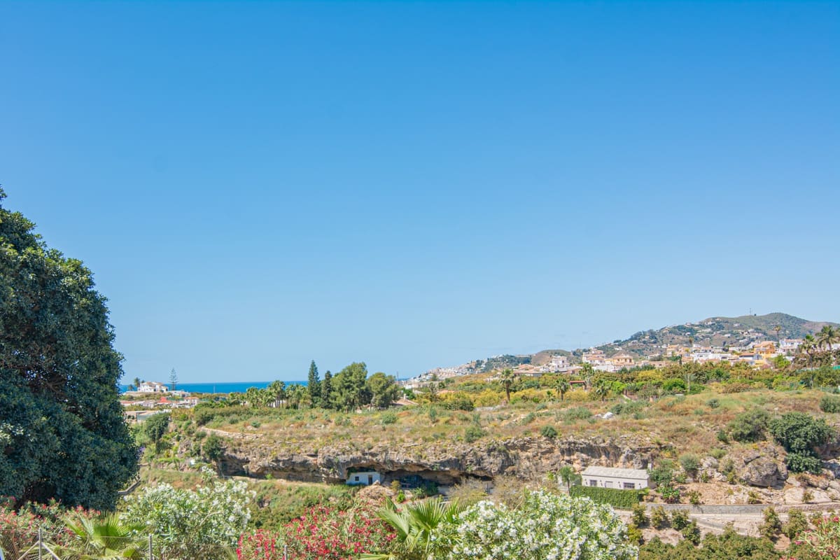 2 bedroom Apartment for sale in Nerja with pool - € 299,000 (Ref: 9838959)
