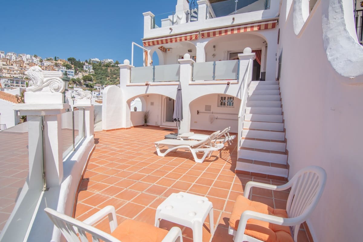 4 soveværelse Villa til salg i Nerja med swimmingpool - € 649.000 (Ref: 9866679)