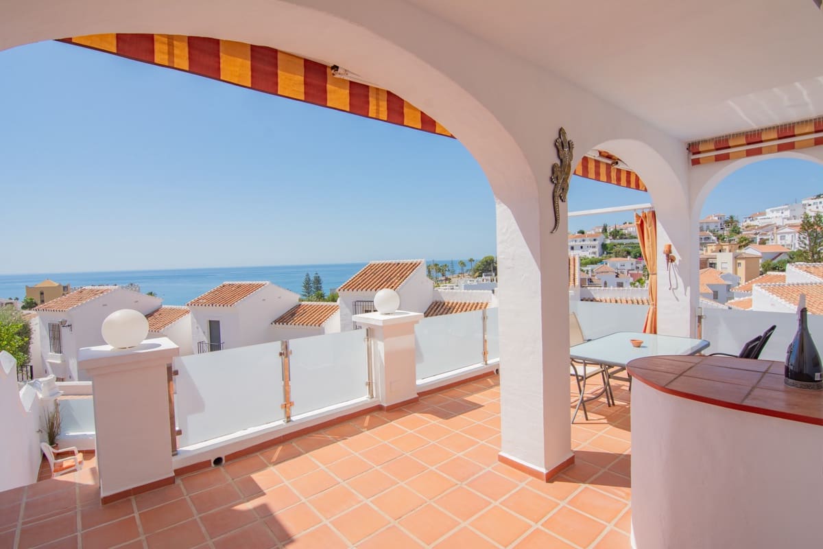 4 soveværelse Villa til salg i Nerja med swimmingpool - € 649.000 (Ref: 9866679)