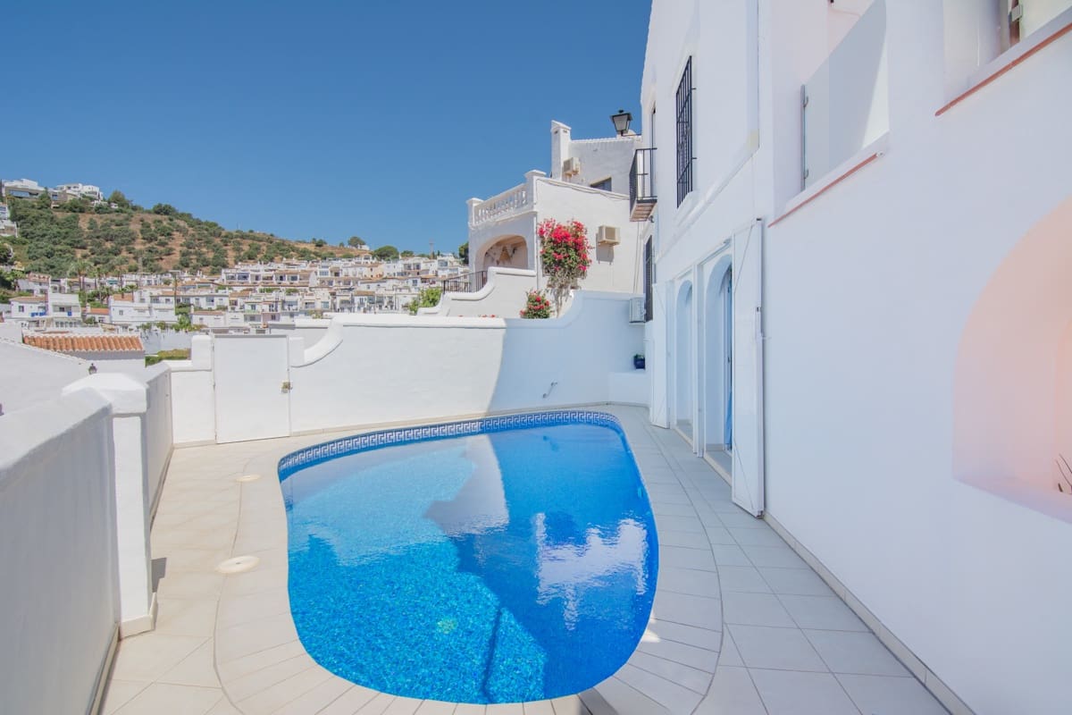 4 soveværelse Villa til salg i Nerja med swimmingpool - € 649.000 (Ref: 9866679)