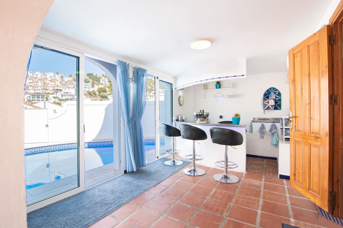 4 soveværelse Villa til salg i Nerja med swimmingpool - € 649.000 (Ref: 9866679)