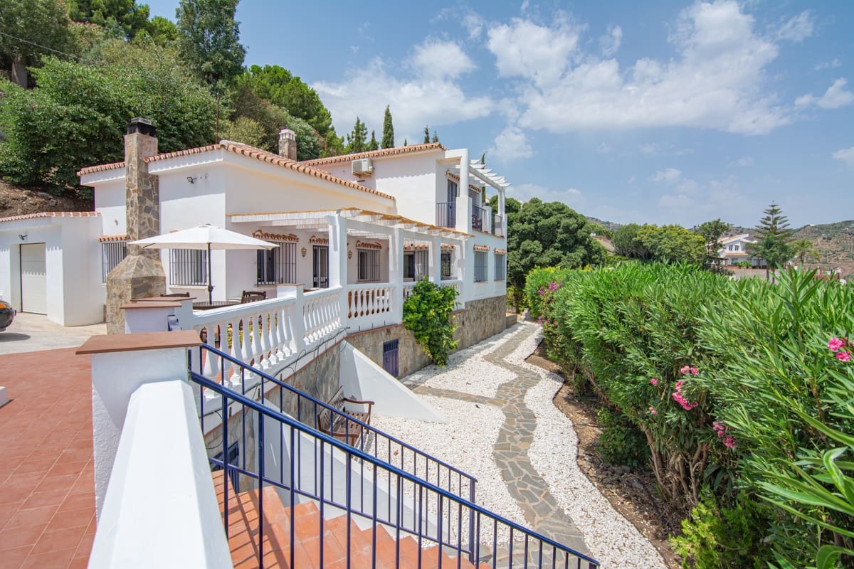 3 slaapkamer Villa te koop in Nerja met zwembad garage - € 695.000 (Ref: 9996688)