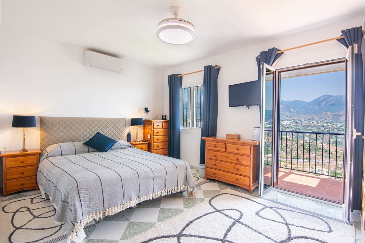 3 slaapkamer Villa te koop in Nerja met zwembad garage - € 695.000 (Ref: 9996688)