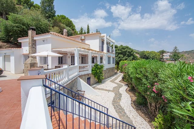 3 slaapkamer Villa te koop in Nerja met zwembad garage - € 695.000 (Ref: 9996688)