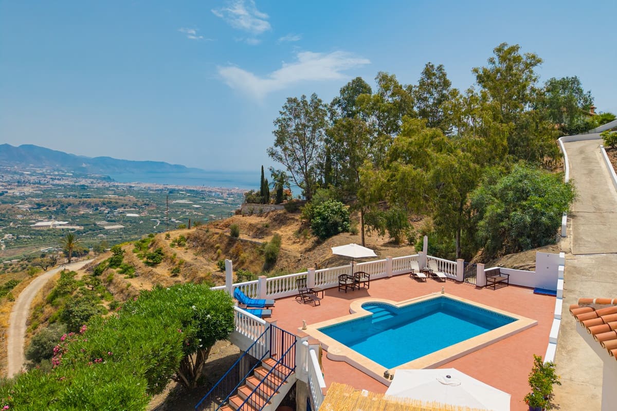 3 slaapkamer Villa te koop in Nerja met zwembad garage - € 695.000 (Ref: 9996688)