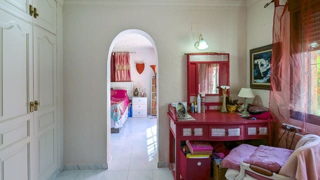 4 bedroom Villa for sale in Orba - € 599,000 (Ref: 8477134)