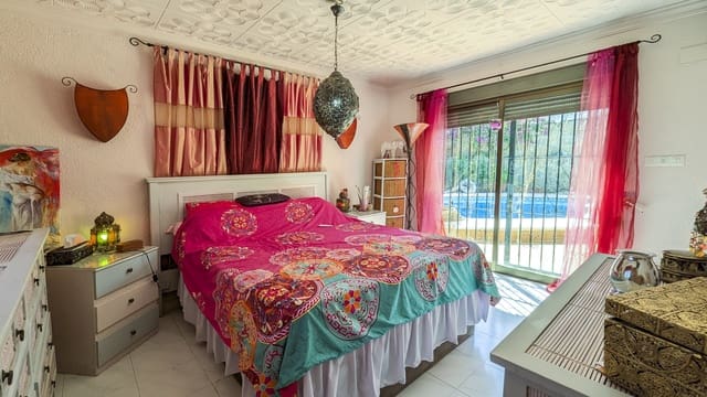 4 bedroom Villa for sale in Orba - € 599,000 (Ref: 8477134)