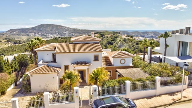 4 soverom Villa til salgs i Moraira, Teulada-Moraira med svømmebasseng garasje - € 1 400 000 (Ref: 9899827)