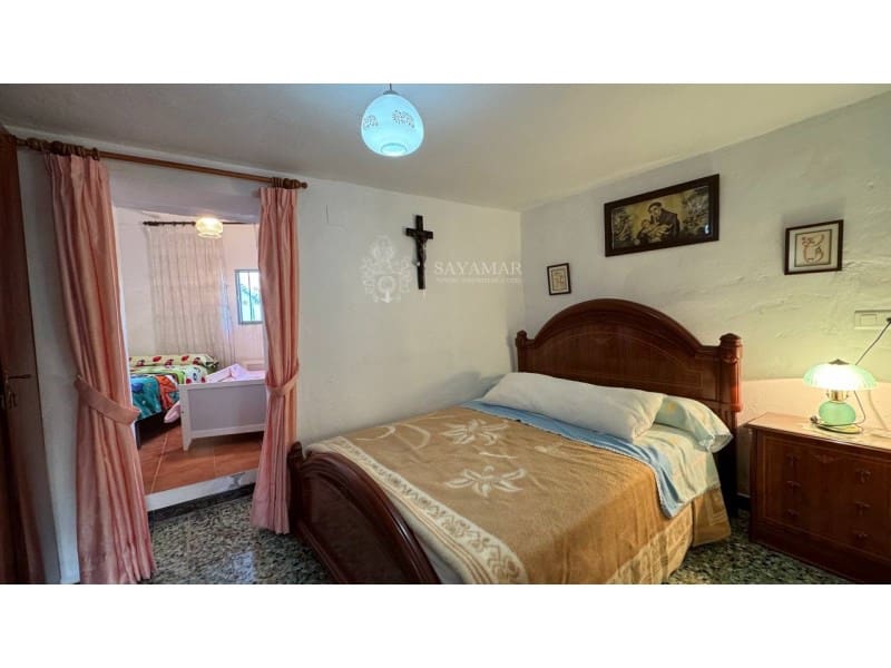 4 soveværelse Byhus til salg i Sayalonga med garage - € 120.000 (Ref: 8665776)