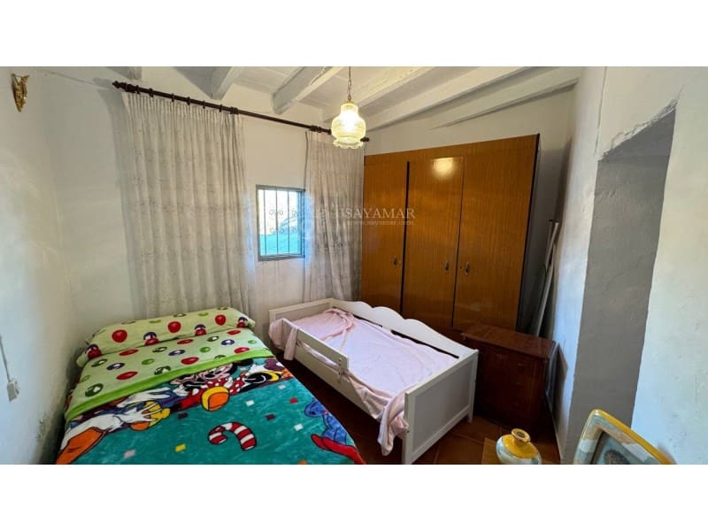 4 soveværelse Byhus til salg i Sayalonga med garage - € 120.000 (Ref: 8665776)