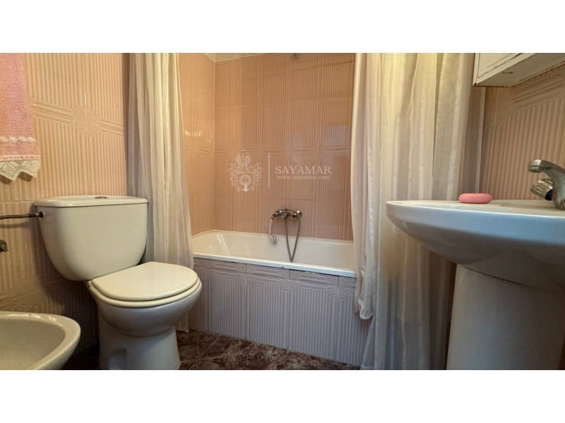 4 soveværelse Byhus til salg i Sayalonga med garage - € 120.000 (Ref: 8665776)