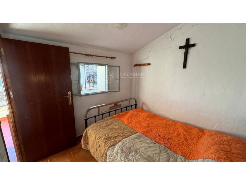 4 soveværelse Byhus til salg i Sayalonga med garage - € 120.000 (Ref: 8665776)