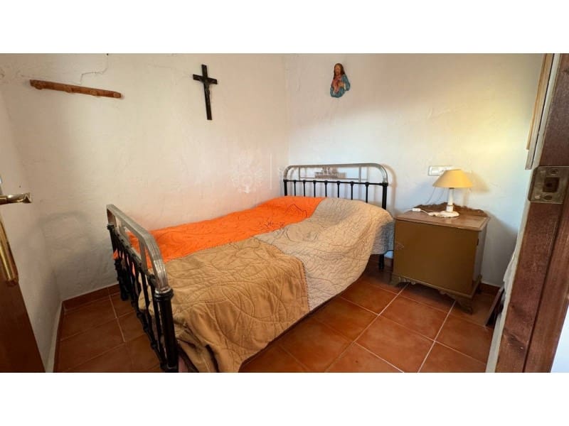 4 soveværelse Byhus til salg i Sayalonga med garage - € 120.000 (Ref: 8665776)