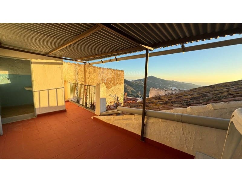 4 soveværelse Byhus til salg i Sayalonga med garage - € 120.000 (Ref: 8665776)