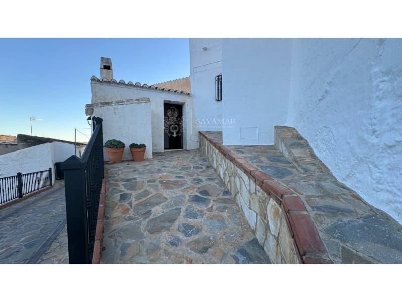 4 soveværelse Byhus til salg i Sayalonga med garage - € 120.000 (Ref: 8665776)