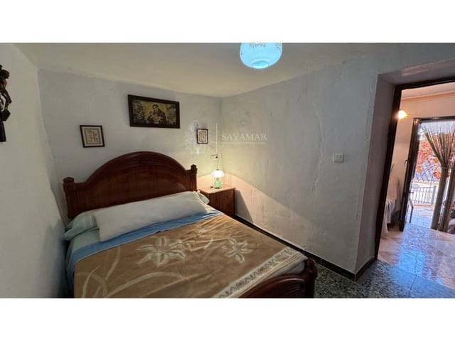 4 soveværelse Byhus til salg i Sayalonga med garage - € 120.000 (Ref: 8665776)