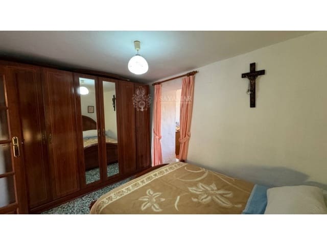 4 soveværelse Byhus til salg i Sayalonga med garage - € 120.000 (Ref: 8665776)