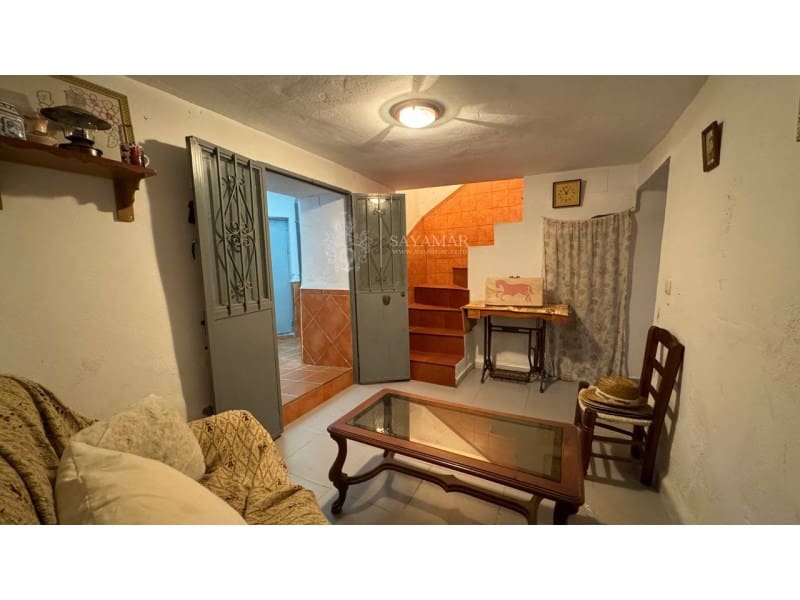 4 soveværelse Byhus til salg i Sayalonga med garage - € 120.000 (Ref: 8665776)